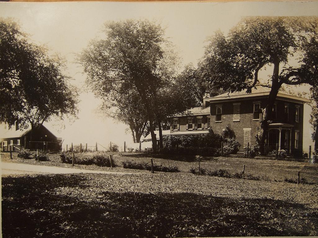 DSCF2487.JPG - One of the State Farms in the Anamosa area.  This house may have been located east of the current Fawn Creek Country Club.  The house has been demolished.