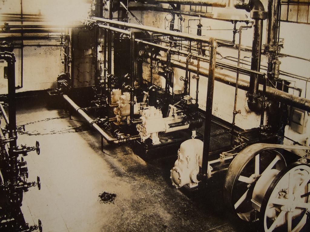 DSCF2517.JPG - Pumps or compressors, perhaps a refrigeration plant for the kitchen coolers