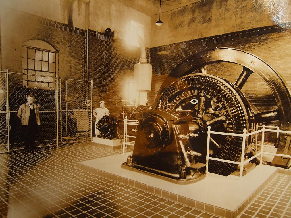 DSCF2520.JPG - Generator in Power Plant
