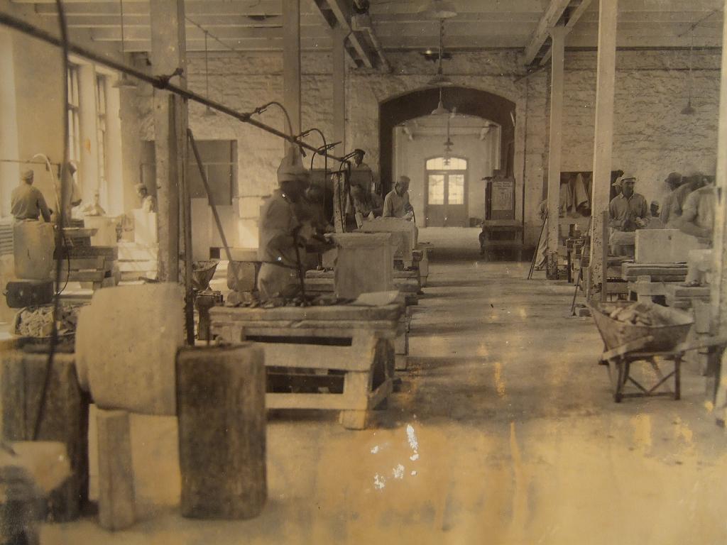DSCF2533.JPG - Stone shop, where the limestone was cut and shaped